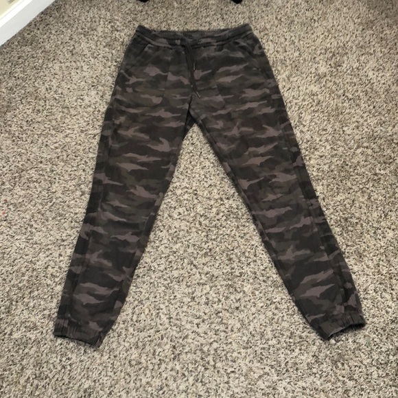 Athleta Forallon Jogger Size Medium Olive Green Camo Camouflage - Picture 2 of 10